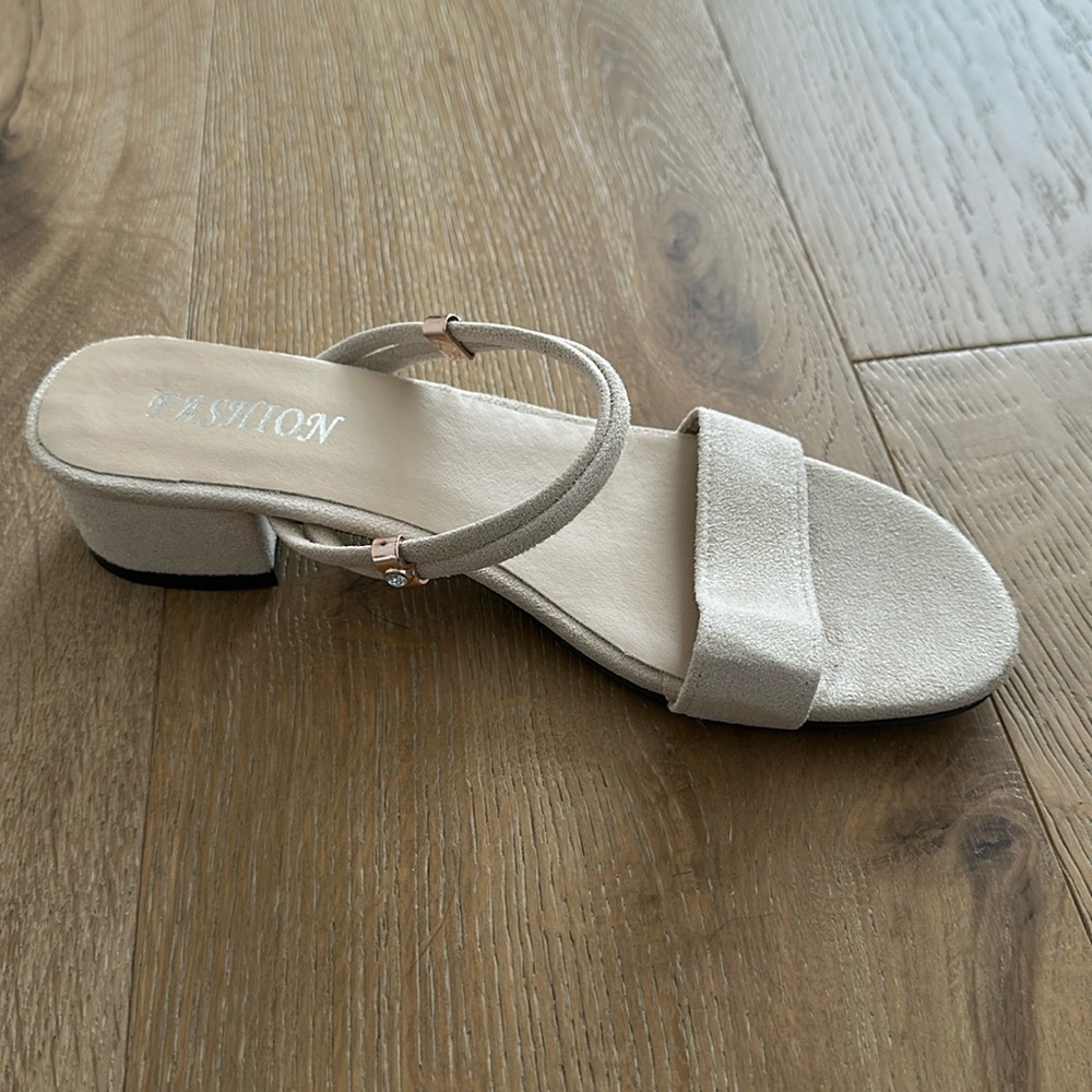 Brand new nude heels size 8.5, EURO 40